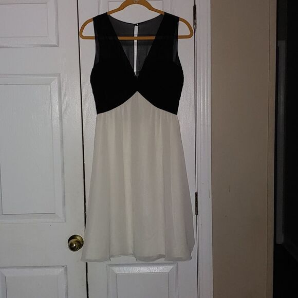 White House Black Market black white  flare dress  Sz 2 NWOT - Picture 1 of 8
